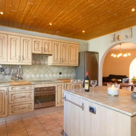 Villa Sleeps 10 With Pool