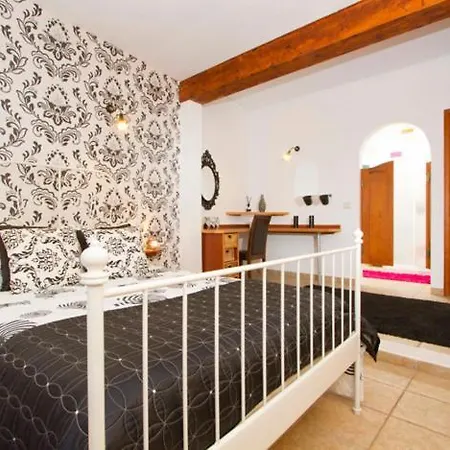 Sleeps 10 With Pool Nazaret