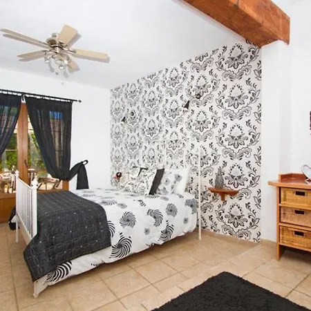 Sleeps 10 With Pool Villa Nazaret
